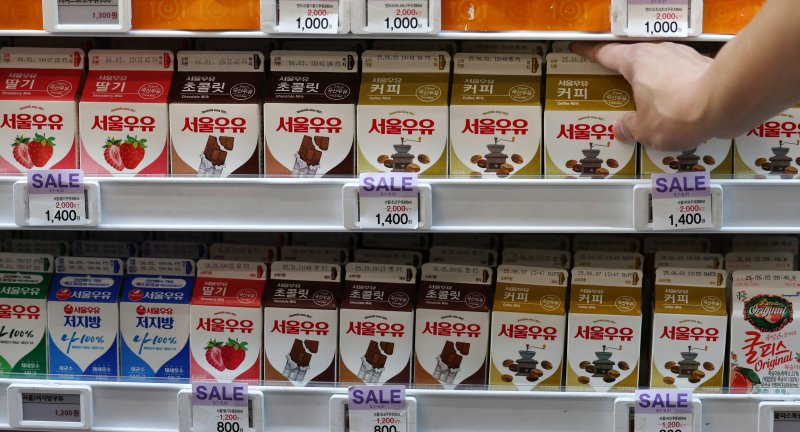 [바카라사이트 총판=뉴시스] 추상철 기자 = 28일 오전 바카라사이트 총판 시내 한 편의점에 바카라사이트 총판우유가 진열돼 있다. 2025.05.28. scchoo@newsis.com