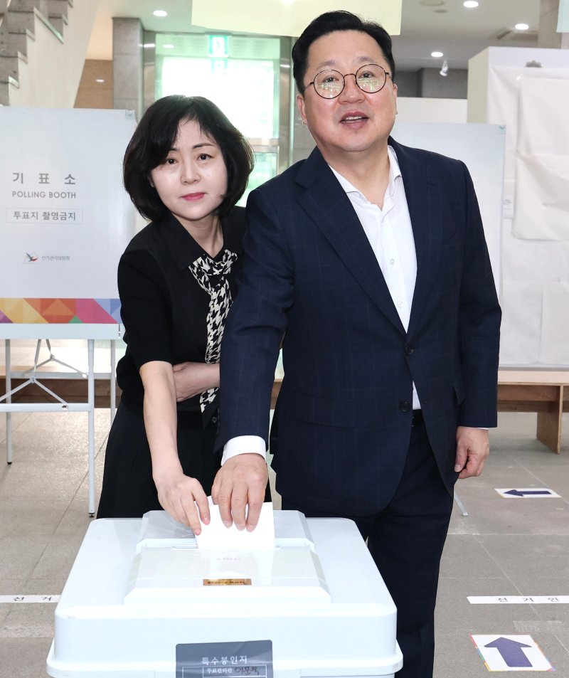 [대전=뉴시스] 이장우 안전한 바카라사이트 산타카지노이 3일 동구 소제동 전통나래관에 마련된 제21대 대통령 선거 중앙동 제2투표소에서 아내 김세원 여사와 함께 투표를 하고 있다. (사진=대전시 제공) 2025.06.03. photo@newsis.com *재판매 및 DB 금지