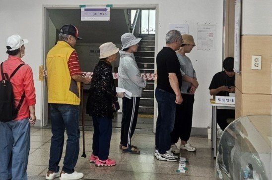 [고양=뉴시스] 송주현 기자 = 제21대 대통령 선거 당일인 3일 경기 고양시 한 안전한 바카라 사이트를 찾은 유권자들이 투표를 하기 위해 신분 확인을 받고 있다. 2025.06.03 atia@newsis.com
