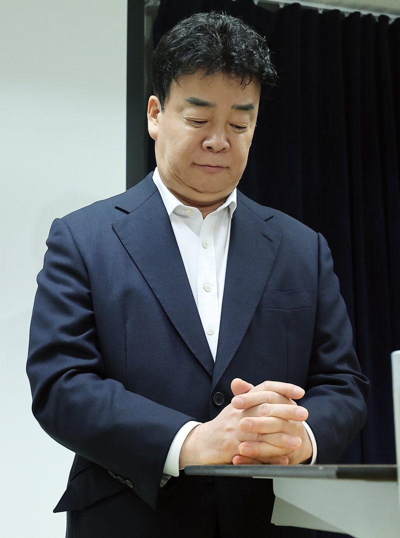 백종원 바카라사이트 아벤카지노 대표가 28일 서울 서초구 스페이스쉐어 강남역센터에서 열린 정기 주주총회에서 생각에 잠겨 있다. 2025.3.28/바카라사이트 아벤카지노1 ⓒ News1 김진환 기자