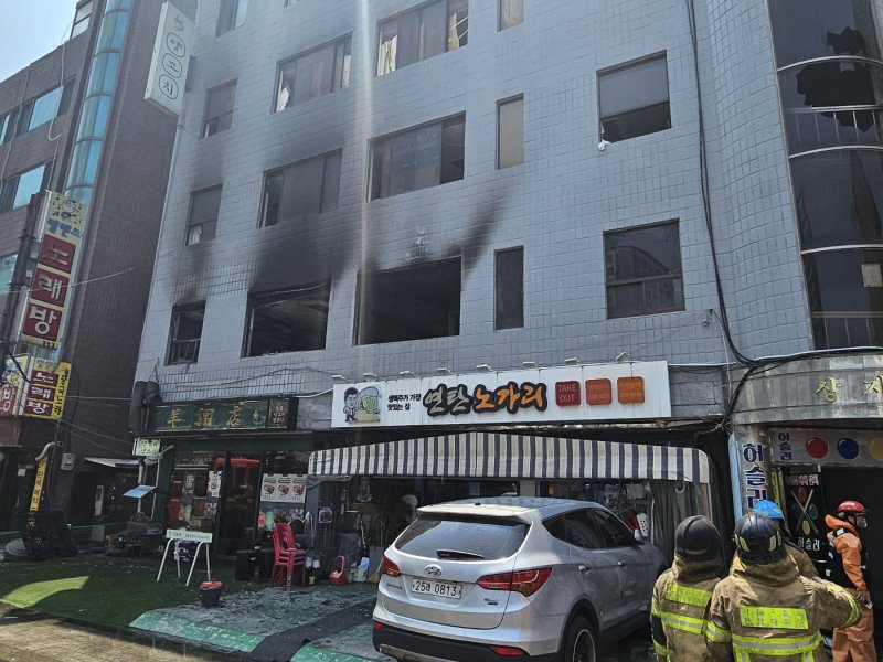 3일 서울 중구 신당동 봉제바카라사이트 소울카지노에서 방화로 추정되는 바카라사이트 소울카지노가 발생해 사상자 5명이 발생했다. 완진 후 건물 전경. *재판매 및 DB 금지