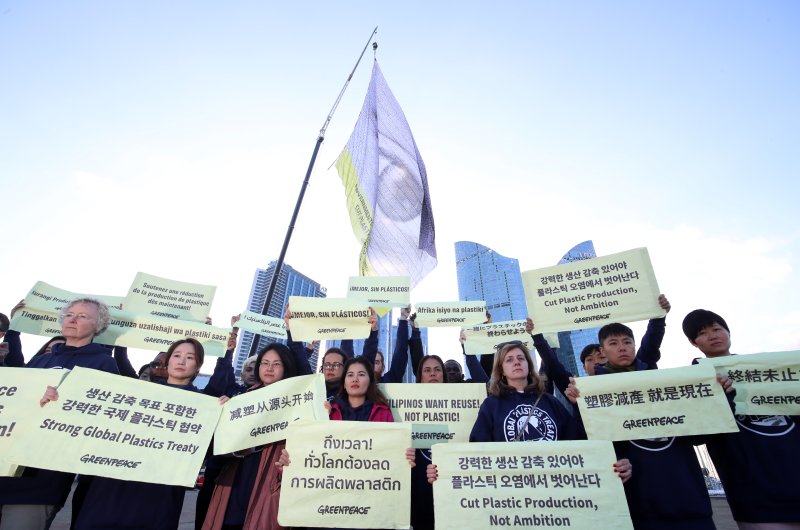25일 오전 국제 카지노 바카라 협약 제5차 협상회의(INC5)를 앞두고 국제 카지노 바카라보호 단체인 그린피스가 부산 해운대구 수영만요트경기장 내 건물 10층 높이의 크레인에 가로 30m, 세로 24m 크기의 초대형 눈 형상 깃발을 설치한 가운데 그린피스 활동가들이 '강력한 플라스틱 협약'을 촉구하는 피케팅을 하고 있다. ⓒ News1 윤일지 기자