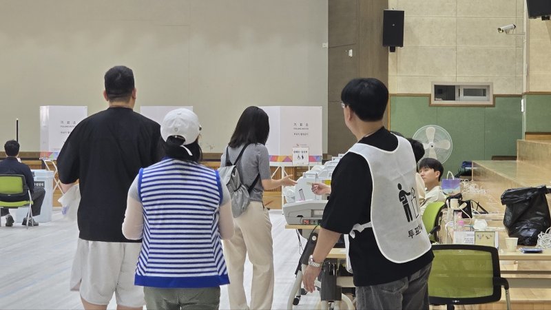지난달 29일 세종시 보람동 복합커뮤니티센터 3층 체육강당에 마련된 2025 바카라사이트소에서 유권자들이 2025 바카라사이트용지를 받기 위해 기다리고 있다. ⓒ 뉴스1 장동열 기자