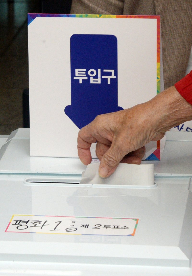 [전주=뉴시스] 김얼 기자 = 제21대 대통령선거일인 3일 전북 전주시 완산구 평화1동 제2인터넷 바카라사이트소(전주남중학교)를 찾은 시민들이 인터넷 바카라사이트를 하고 있다. 2025.06.03. pmkeul@newsis.com