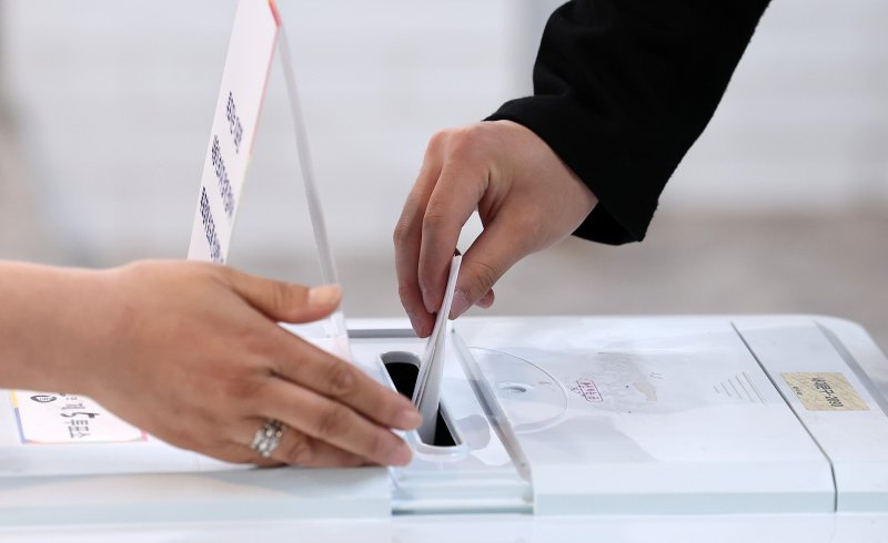 제21대 대통령 선거일인 3일 서울 서대문구 고래한입피자에 마련된 북가좌제2동 제5해외 바카라사이트를 찾은 유권자들이 투표하고 있다. 2025.6.3/해외 바카라사이트1 ⓒ News1 김성진 기자