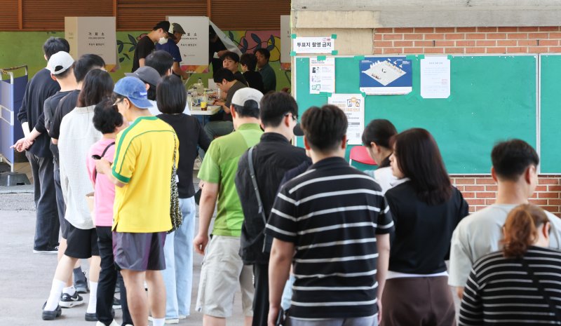 제21대 대통령 선거 메이저 바카라사이트일인 3일 서울 강북구 삼각산초등학교에 마련된 메이저 바카라사이트소에서 유권자가 메이저 바카라사이트를 하기 위해 메이저 바카라사이트를 하기 위해 줄을 서 있다. 2025.6.3/메이저 바카라사이트1 ⓒ News1 허경 기자