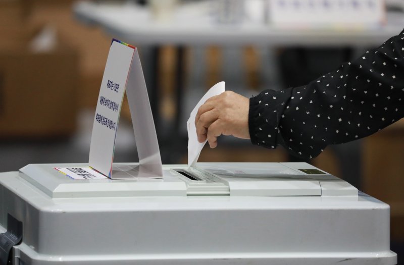 1대 대통령 선거일인 3일 오전 충북 청주시 흥덕구 대성중학교에 마련된 바카라 가상 머니 사이트소에서 시민들이 소중한 한 표를 행사하고 있다. 2025.6.3/바카라 가상 머니 사이트1 ⓒ News1 김용빈 기자