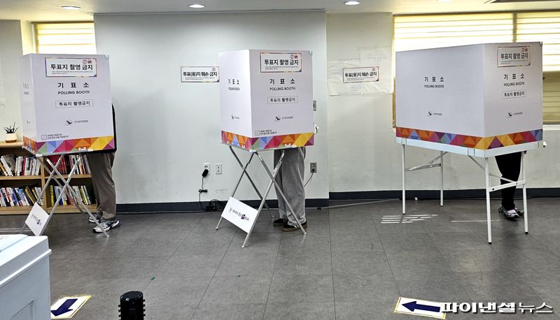 3일 오전 10시께 부산 금정구 장전2동 제4메이저 바카라소를 찾은 시민이 기표소에서 메이저 바카라하고 있다. 사진=변옥환 기자