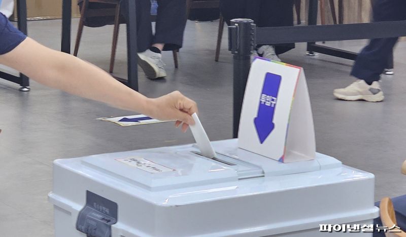 3일 오전 10시께 부산 금정구 장전2동 제4메이저 바카라소를 찾은 시민이 소중한 한 표를 행사하고 있다. 사진=변옥환 기자