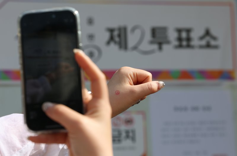 제21대 대통령 선거일인 3일 경기 수원시 권선구 여기산게이트볼장에 마련된 서둔동제2해외 바카라 사이트소에서 한 유권자가 해외 바카라 사이트를 마치고 인증샷을 남기고 있다. ⓒ News1 김영운 기자