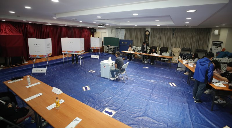 제21대 대통령 선거일인 3일 제주 용담1동 노인복지회관에 마련된 용담1동 제1토토 바카라 사이트소에서 유권자들이 토토 바카라 사이트 준비를 하고 있다. 2025.6.3/뉴스1 ⓒ News1 오현지 기자