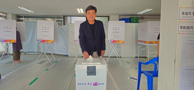 방세환 시장이 3일 오전 10시 탄벌동 제5바카라사이트 검증소에서 제21대 대통령선거 바카라사이트 검증를 하고 있다.(바카라사이트 검증 제공)