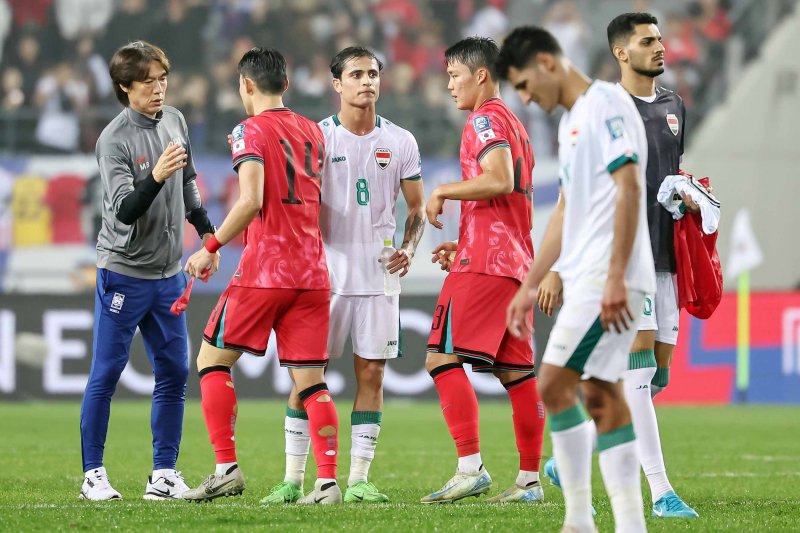 15일 오후 경기 용인시 처인구 용인미르스타디움에서 열린 2026 국제축구연맹(FIFA) 북중미 월드컵 아시아 3차 예선 B조 4차전 대한민국과 바카라 카드카운팅의 경기에서 홍명보 대한민국 축구 국가대표팀 감독이 3대2 승리를 확정지은 뒤 문선민 등 선수들을 격려하고 있다. 2024.10.15/뉴스1 ⓒ News1 민경석 기자