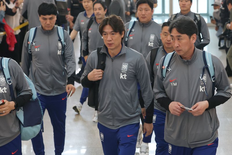 축구 국가대표팀 홍명보 감독이 2일 바카라 카드카운팅전 원정경기를 하기 위해 인천국제공항을 통해 출국하고 있다. 대한민국 축구대표팀은 6일 오전 3시15분(한국시간) 바카라 카드카운팅와 2026 국제축구연맹(FIFA) 북중미 월드컵 아시아 3차 예선 B조 경기를 치른다. 2025.6.2/뉴스1 ⓒ News1 박세연 기자
