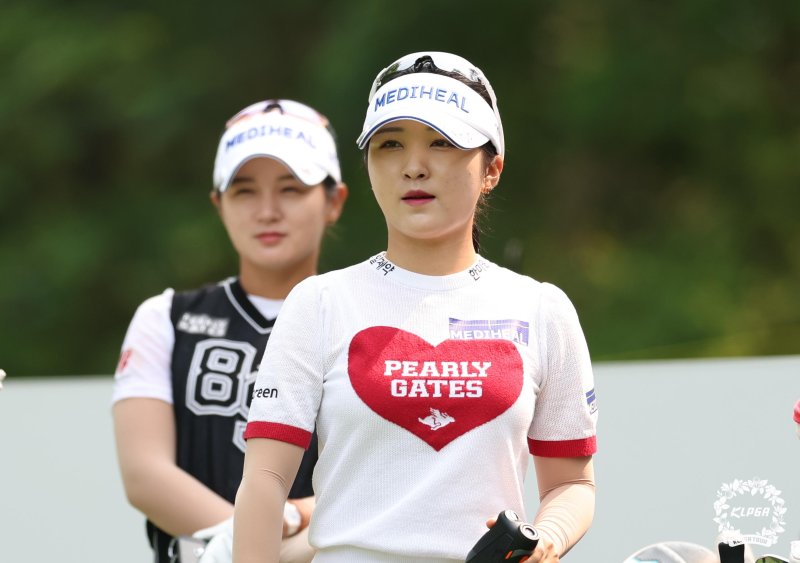 [서울=뉴시스] 이예원(오른쪽)과 박현경이 30일 경기 양평 더스타휴 바카라사이트 벳무브앤리조트에서 열린 Sh 수협은행 MBN 여자오픈 1라운드 12번홀에서 그린을 보고 있다. (사진=KLPGA 제공) 2025.05.30. photo@newsis.com *재판매 및 DB 금지