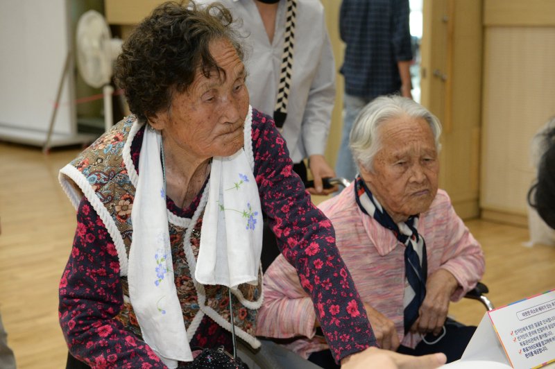 [울산=뉴시스] 배병수 기자 = 제21대 대통령선거일인 3일 오전 울산 울주군 온양읍 제1온라인 바카라사이트 추천에서 오무식(왼쪽),김두리(100세)어르신들이 투표를 하기위해 본인 확인을 하고 있다. 2025.06.03.bbs@newsis.com.