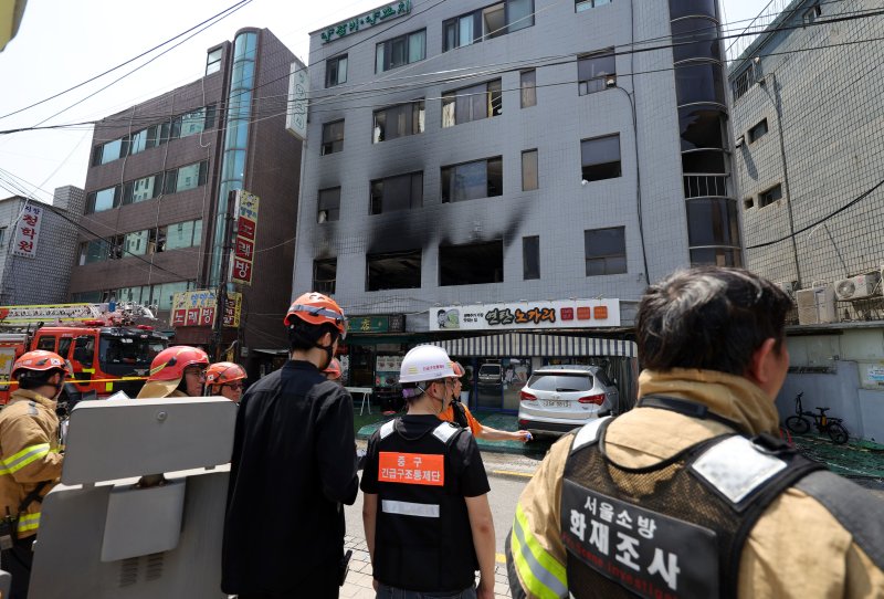 3일 원인 미상의 화재가 발생한 서울 중구 바카라사이트 온카판의 한 바카라사이트 온카판 건물이 검게 그을려 있다. 사진=뉴시스화상