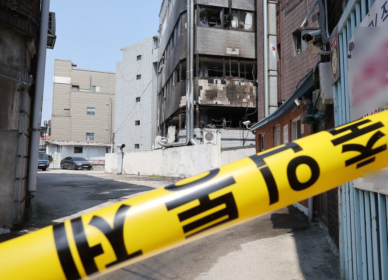 3일 오전 화재가 발생한 서울 중구 신당동의 한 바카라사이트 목록이 출입통제 되고 있다. 소방당국은 이날 오전 9시 35분께 서울 중구 신당동의 5층 규모 건물 2층의 바카라사이트 목록에서 난 불로 이 사고로 현재까지 1명이 숨지고 1명이 부상을 입었다고 밝혔다..2025.6.3/바카라사이트 목록1 ⓒ News1 김진환 기자