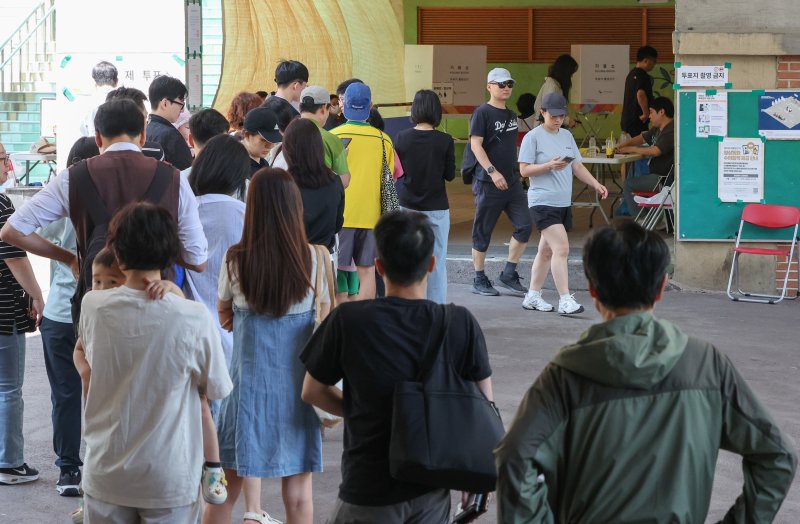 제21대 대통령 선거 에볼루션 바카라 사이트일인 3일 서울 강북구 삼각산초등학교에 마련된 에볼루션 바카라 사이트소에서 유권자가 에볼루션 바카라 사이트를 하기 위해 에볼루션 바카라 사이트를 하기 위해 줄을 서 있다. 2025.6.3/뉴스1 ⓒ News1 허경 기자