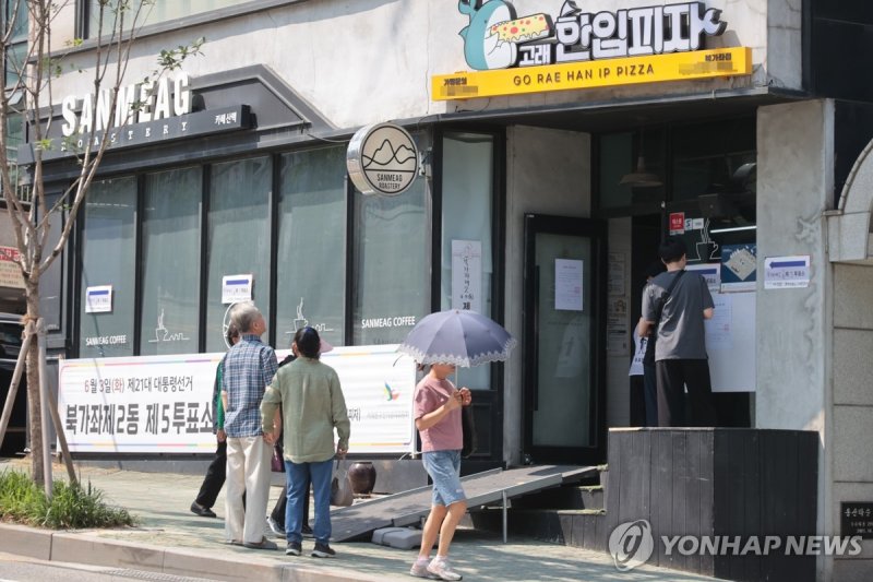 피자가게도 오늘 하루는 투표소 (출처=연합뉴스)