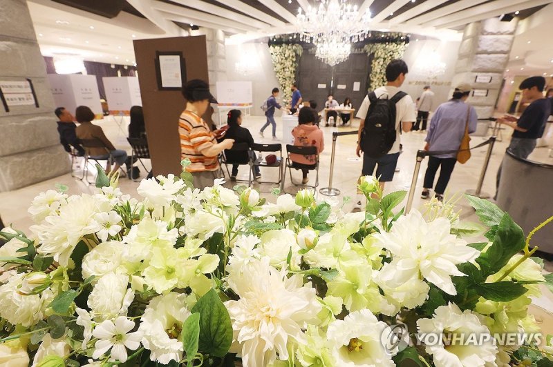 결혼식장에서 투표를 (출처=연합뉴스)