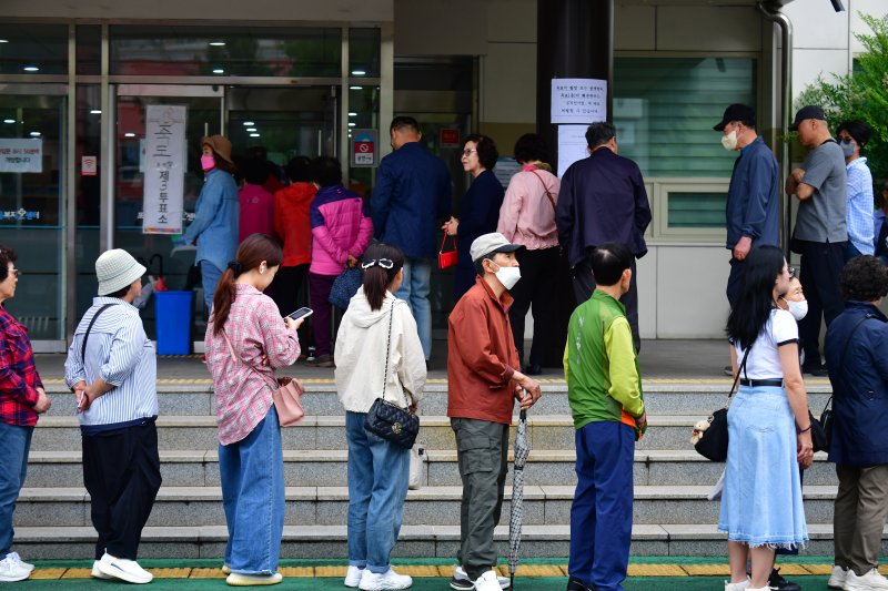 제21대 대통령 선거일인 3일 유권자들이 경북 포항시 죽도동 포항고용복지센터에 마련된 에볼루션 바카라 무료소에서 줄을 서서 기다리고 있다. 2025.6.3/에볼루션 바카라 무료1 ⓒ News1 최창호 기자