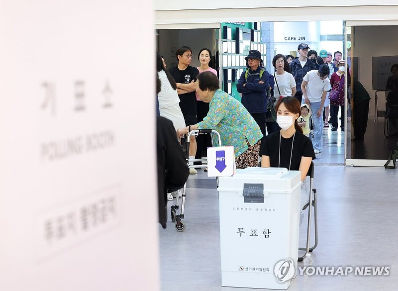 대선 투표하는 유권자들 (출처=연합뉴스)