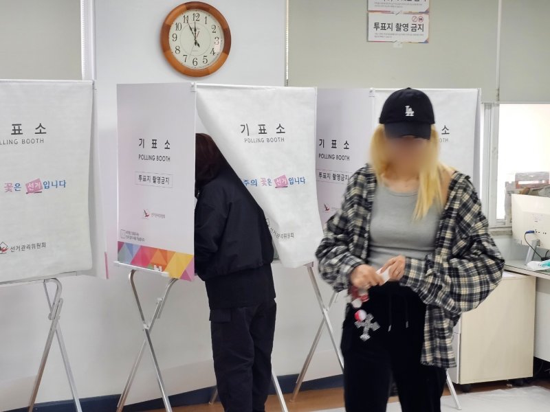 21대 대선 선거일인 3일 오전 11시 50분쯤 김해시 부곡동 석봉초등학교에 마련된 장유 1동 제5에볼루션 바카라소에서 유권자들이 에볼루션 바카라하고 있다. ⓒ 뉴스1 박민석 기자