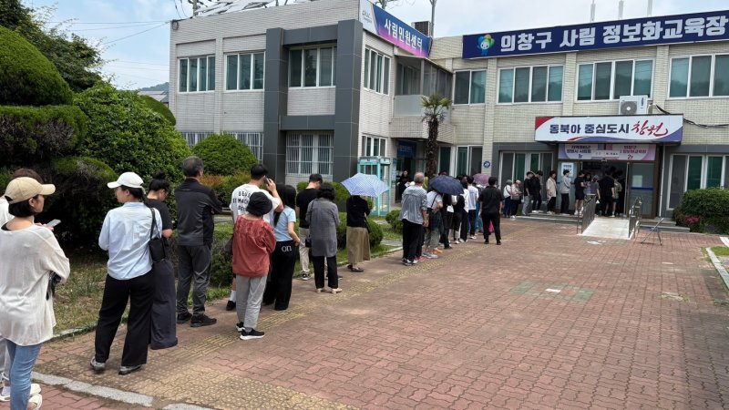3일 낮 12시쯤 에볼루션 바카라소가 마련된 창원시 의창구 사림동 사림민원센터를 찾은 유권자들이 에볼루션 바카라를 하기 위해 줄 서 있다. ⓒ 뉴스1 강정태 기자