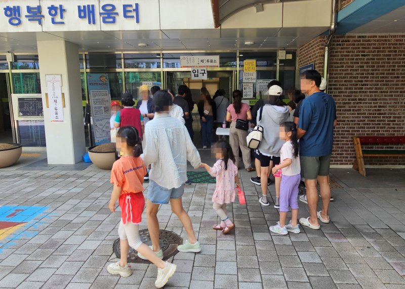 3일 낮 12시쯤 진주시 충무공동 제3에볼루션 바카라소에 에볼루션 바카라를 하기 위해 찾은 가족 단위 유권자들이 에볼루션 바카라소로 들어서고 있다. ⓒ 뉴스1 한송학 기자