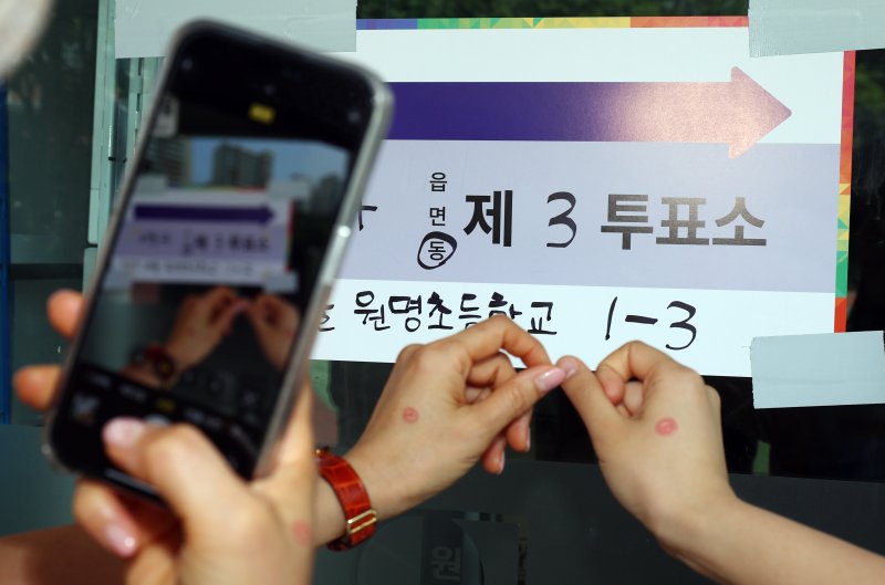 제 21대 카지노 바카라 선거일인 3일 오전 서울 서초구 원명초등학교에 마련된 서초4동 제3투표소에서 시민들이 투표를 마치고 인증샷을 촬영하고 있다. 2025.6.3/뉴스1 ⓒ News1 김명섭 기자