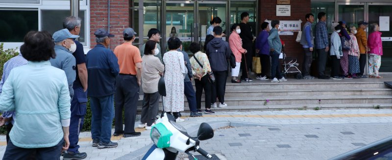 제21대 대통령 선거 해외 바카라 사이트일인 3일 전북 전주시 남중학교에 마련된 평화1동 제2해외 바카라 사이트소를 찾은 유권자들이 해외 바카라 사이트를 하기 위해 줄지어 서 있다. 2025.6.3/해외 바카라 사이트1 ⓒ News1 유경석 기자