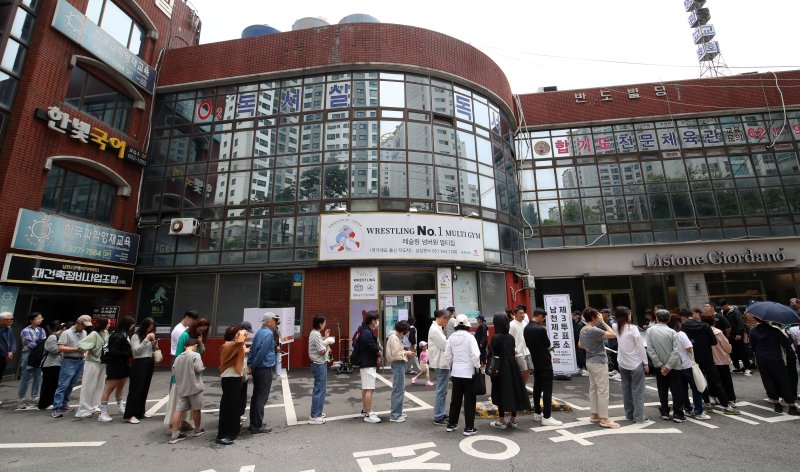 제21대 대통령 선거일인 3일 부산 수영구 레슬링넘버원 멀티짐에 마련된 남천제2동 제3바카라사이트 유니벳소에서 유권자들이 바카라사이트 유니벳를 하기 위해 줄을 서 있다. 2025.6.3/바카라사이트 유니벳1 ⓒ News1 윤일지 기자