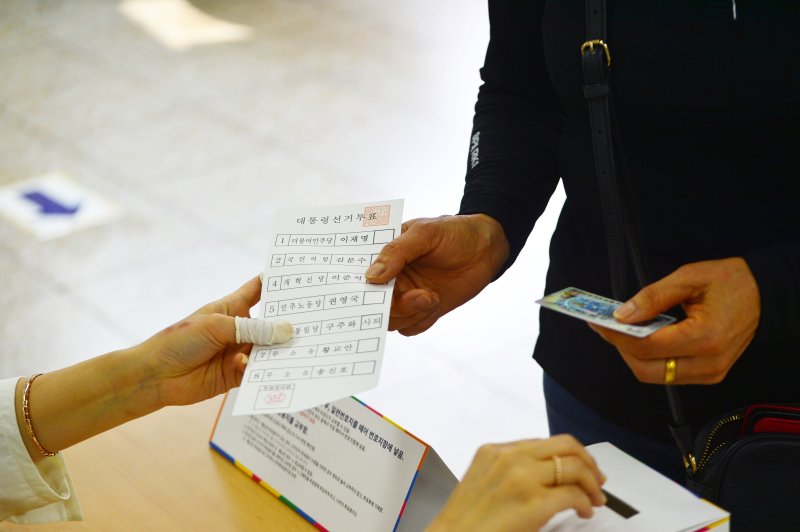 [청주=뉴시스] 서주영 기자 = 21대 대통령 선거일인 3일 충북 청주시 서원구 산남동행정복지센터에 마련된 바카라사이트 가입소에서 한 시민이 바카라사이트 가입용지를 건네받고 있다. 2025.06.03. juyeong@newsis.com
