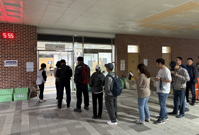 3일 경남 거제 상동초(상문동제5온라인 바카라소) 앞에서 제21대 대통령선거 본온라인 바카라 개시를 기다리는 유권자들.2025.06.03/뉴스1 강미영기자 ⓒ News1 강미영 기자