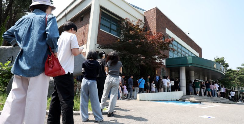 [서울=뉴시스] 추상철 기자 = 제21대 대통령선거일인 3일 오전 서울 강남구 언주중학교 체육관에 마련된 삼성2동 제3메이저 바카라사이트 캡틴소에서 유권자들이 소중한 한표를 행사하기 위해 길게 줄 서 있다. 2025.06.03. scchoo@newsis.com