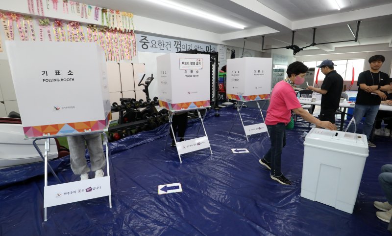 제21대 대통령 선거일인 3일 부산 수영구 레슬링넘버원 멀티짐에 마련된 남천제2동 제3먹튀없는 바카라사이트소에서 유권자들이 먹튀없는 바카라사이트를 하고 있다. 2025.6.3/뉴스1 ⓒ News1 윤일지 기자