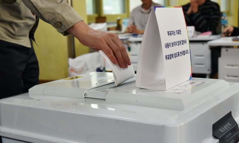 제21대 대통령 선거 당일인 3일 오전 전남 순천시 해룡면 제11바카라 룰소(순천 승평중학교)에서 유권자가 바카라 룰용지를 바카라 룰함에 넣고 있다.2025.6.3/뉴스1 ⓒ News1 김동수 기자