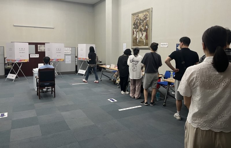3일 낮 12시쯤 메이저 바카라사이트 유니88벳시청에 마련된 연제구 연산5동 제4메이저 바카라사이트 유니88벳에서 유권자들이 신분 확인을 위해 줄을 서 기다리고 있다.