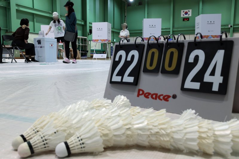 제21대 대통령선거 본투표가 시작된 3일 오전 서울시 강남구 남부순환로 매봉산실내배드민턴장에 마련된 도곡1동 제5에볼루션 바카라를 찾은 유권자들이 소중한 한 표를 행사하고 있다. 2025.6.3/뉴스1 ⓒ News1 박정호 기자
