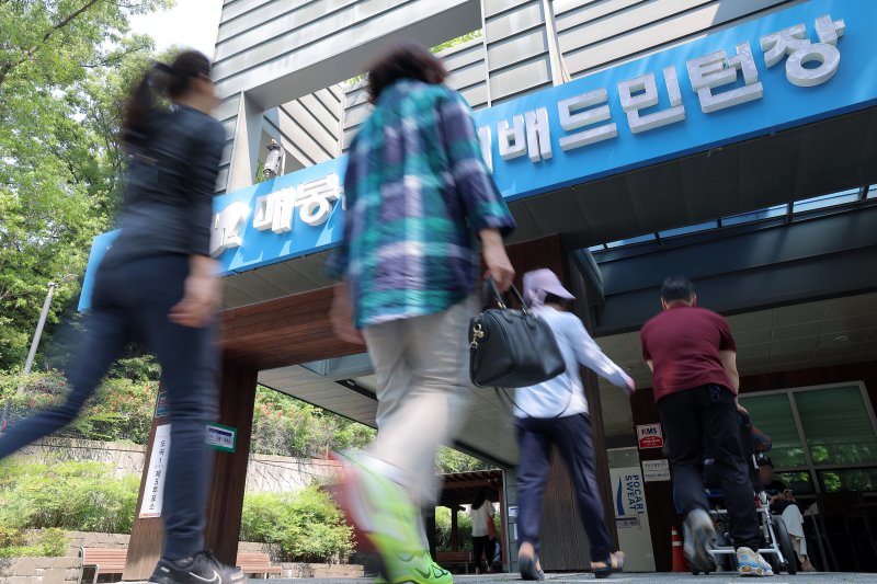 제21대 대통령선거 본투표가 시작된 3일 오전 서울시 강남구 남부순환로 매봉산실내배드민턴장에 마련된 도곡1동 제5에볼루션 바카라를 찾은 유권자들이 소중한 한 표를 행사기 위해 이동하고 있다. 2025.6.3/뉴스1 ⓒ News1 박정호 기자