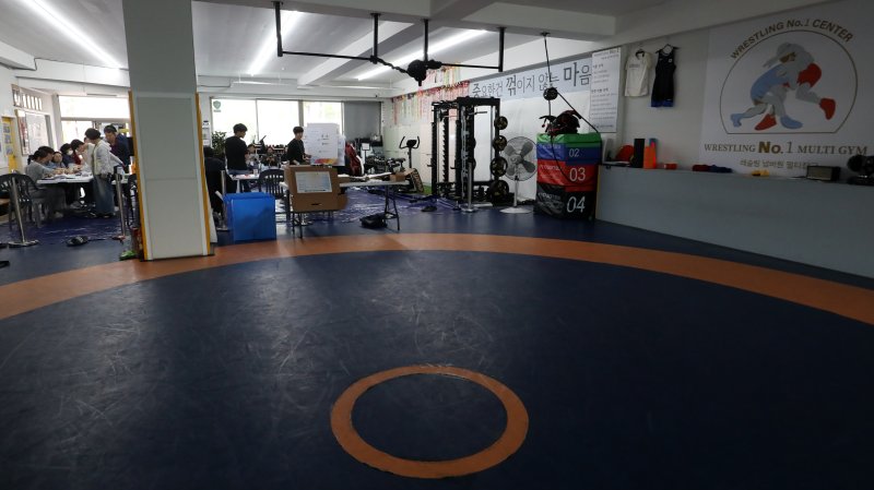 제21대 대통령 선거일인 3일 부산 수영구 레슬링넘버원 멀티짐에 마련된 남천제2동 제3에볼루션 바카라에서 유권자들이 투표를 하고 있다. 2025.6.3/뉴스1 ⓒ News1 윤일지 기자
