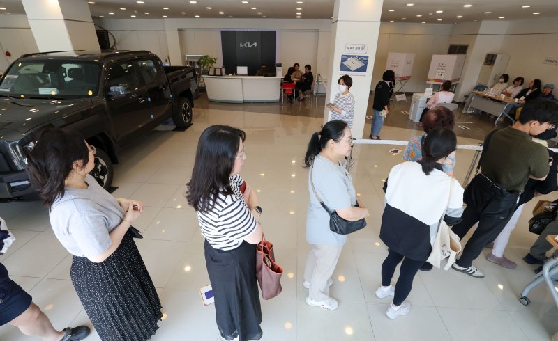 제21대 대통령 선거일인 3일 서울 광진구 기아자동차 대공원대리점에 마련된 능동제3에볼루션 바카라에서 유권자들이 투표를 하고 있다. 2025.6.3/뉴스1 ⓒ News1 박세연 기자