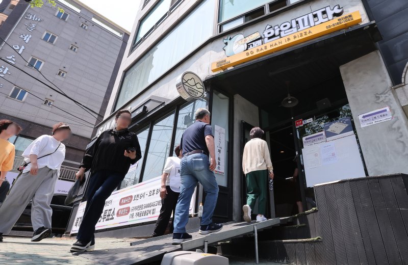 제21대 대통령 선거일인 3일 서울 서대문구 고래한입피자에 마련된 북가좌제2동 제5에볼루션 바카라에서 유권자들이 투표를 하기 위해 입장하고 있다. 2025.6.3/뉴스1 ⓒ News1 김성진 기자