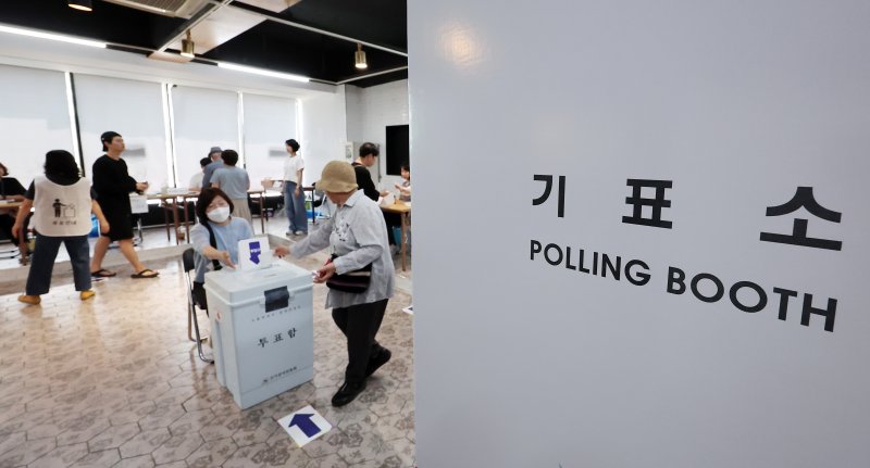 제21대 대통령 선거일인 3일 서울 서대문구 고래한입피자에 마련된 북가좌제2동 제5에볼루션 바카라를 찾은 유권자들이 투표하고 있다. 2025.6.3/뉴스1 ⓒ News1 김성진 기자