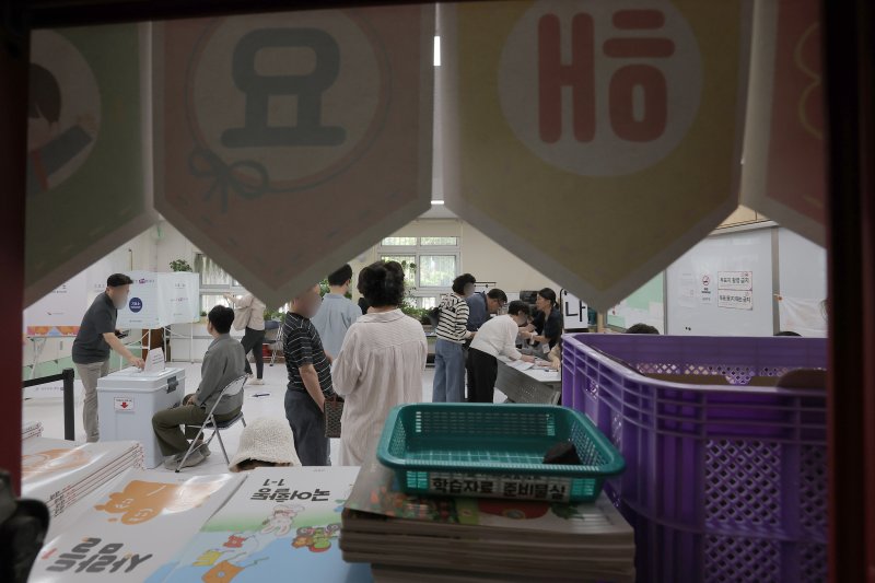 제21대 대통령선거 본투표가 시작된 3일 오전 서울 서초구 방배로 서래초등학교에 마련된 방배본동 제2에볼루션 바카라를 찾은 유권자들이 소중한 한 표를 행사하고 있다. 2025.6.3/뉴스1 ⓒ News1 박정호 기자