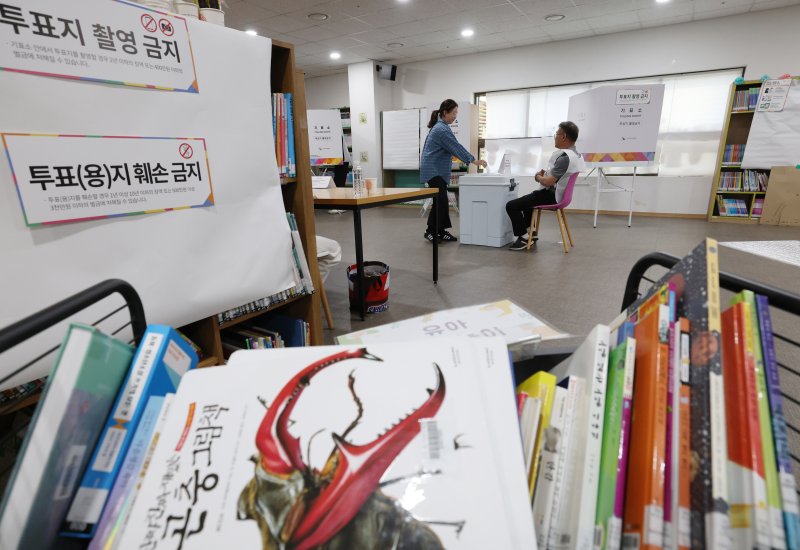 제21대 대통령 선거일인 3일 경기 화성시 서동탄역파크자이아파트 작은도서관에 마련된 진안동제8에볼루션 바카라에서 유권자들이 투표를 하고 있다. 2025.6.3/뉴스1 ⓒ News1 김영운 기자