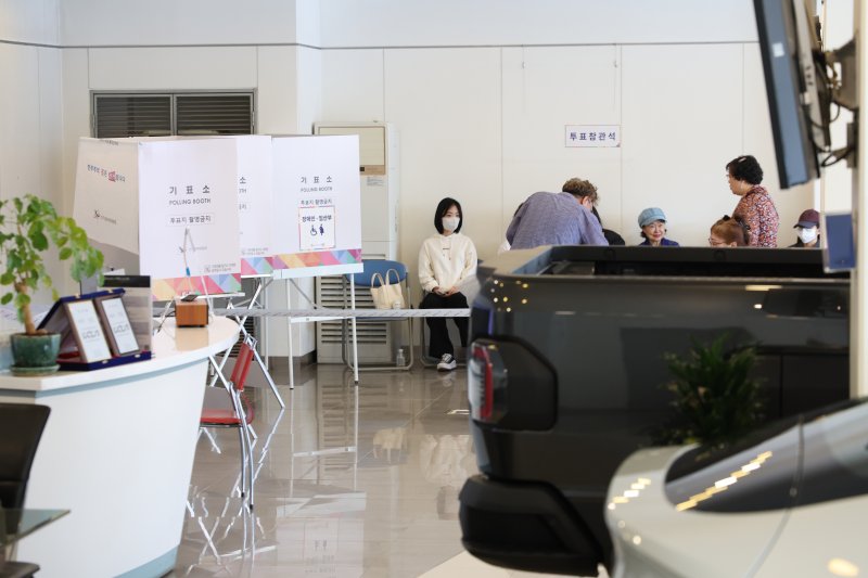 [서울=뉴시스] 김금보 기자 = 제21대 대통령 선거 본투표일인 3일 서울 광진구 한 자동차 판매 대리점에 마련된 능동 제3카지노사이트 바카라사이트에서 선거인들이 투표를 하고 있다. 2025.06.03. kgb@newsis.com