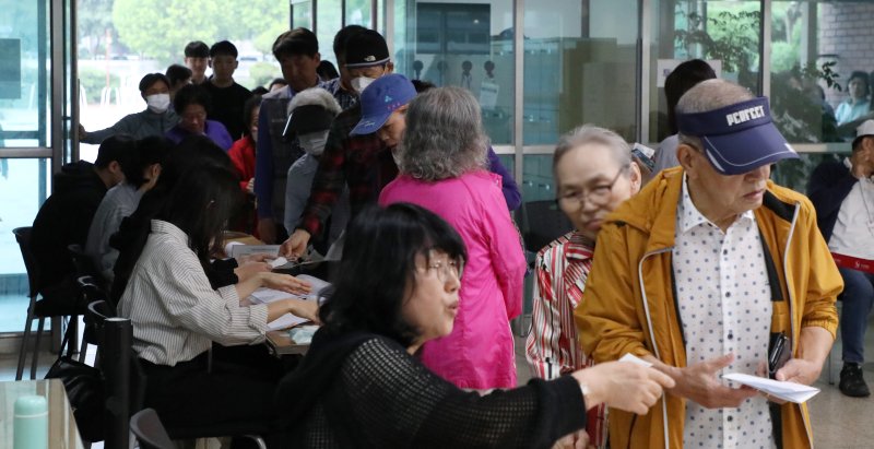 제21대 대통령 선거 라이브스코어 바카라사이트일인 3일 전북 전주시 남중학교에 마련된 평화1동 제2라이브스코어 바카라사이트소를 찾은 유권자들이 라이브스코어 바카라사이트를 하고 있다. 2025.6.3/뉴스1 ⓒ News1 유경석 기자