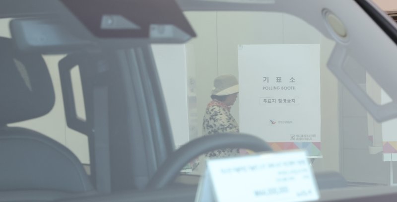 [서울=뉴시스] 김금보 기자 = 제21대 대통령 선거 본투표일인 3일 서울 광진구 한 자동차 판매 대리점에 마련된 능동 제3카지노사이트 바카라사이트에서 선거인들이 투표를 하고 있다. 2025.06.03. kgb@newsis.com